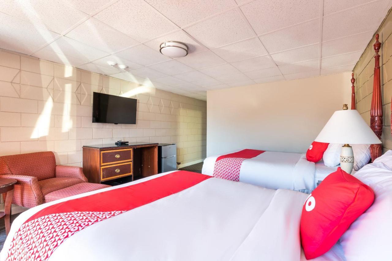Oyo Hotel Malden Ma Broadway Esterno foto