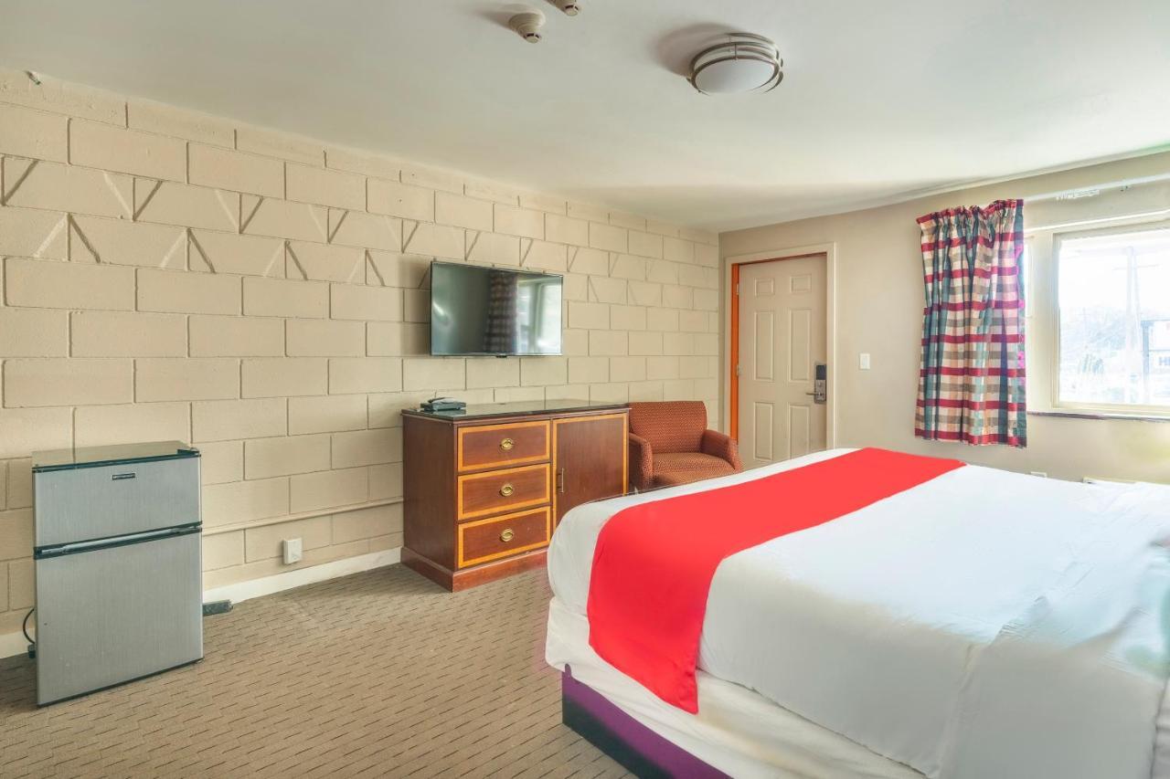 Oyo Hotel Malden Ma Broadway Esterno foto