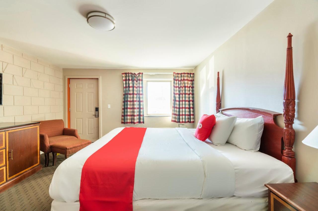 Oyo Hotel Malden Ma Broadway Esterno foto