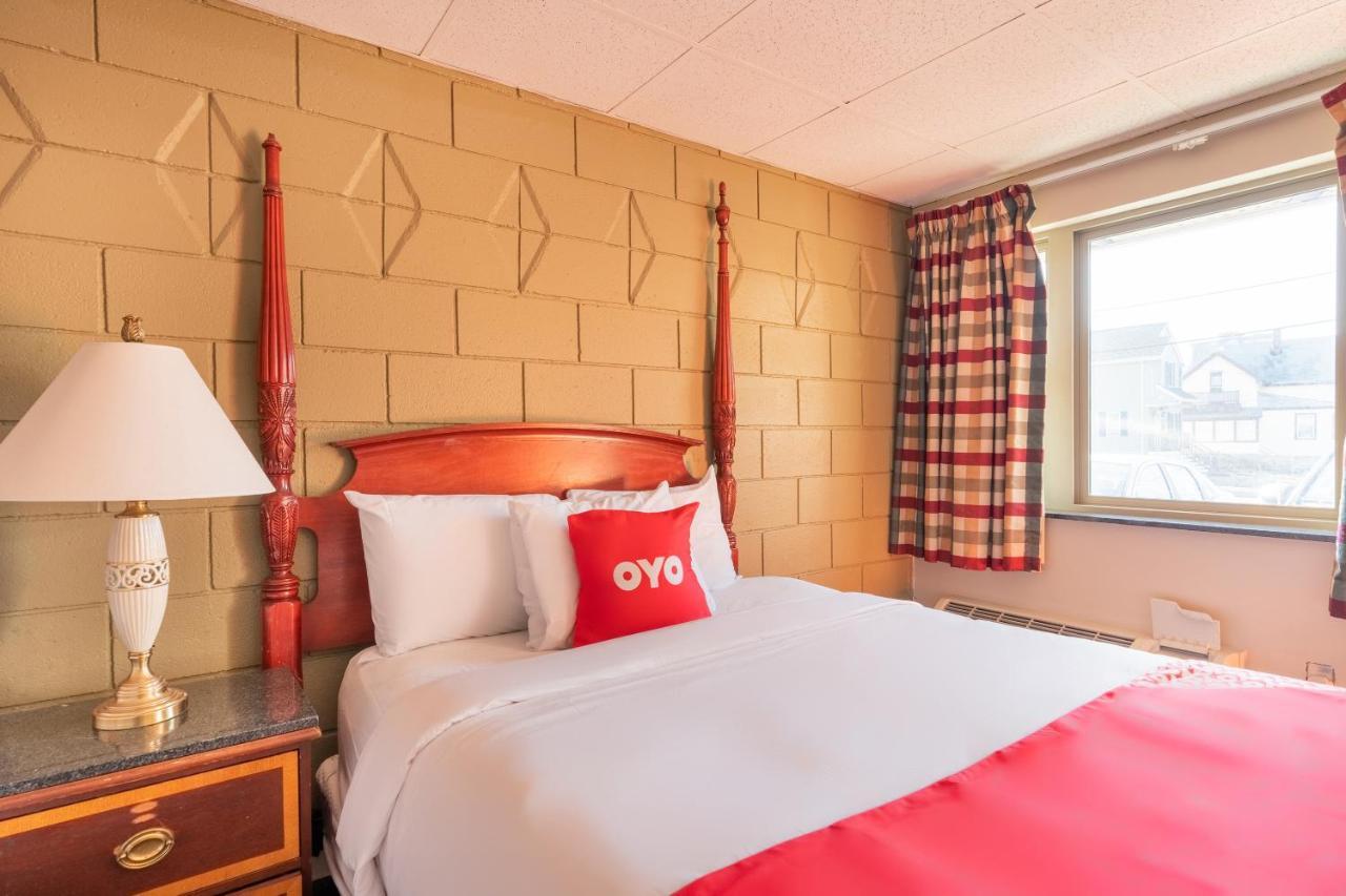 Oyo Hotel Malden Ma Broadway Esterno foto