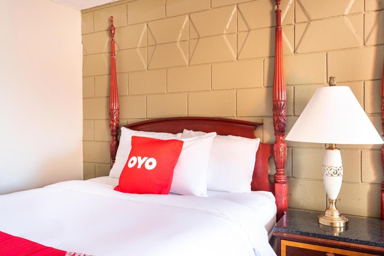 Oyo Hotel Malden Ma Broadway Esterno foto