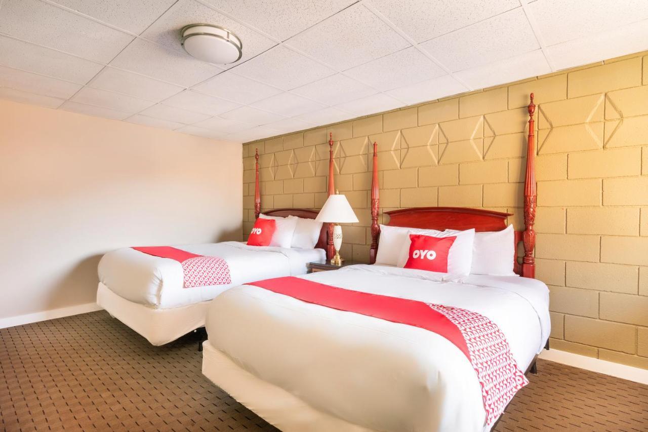 Oyo Hotel Malden Ma Broadway Esterno foto